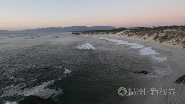 可爱的落日庭院路线海岸线上视频