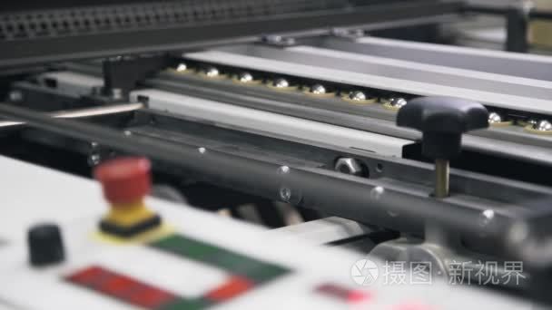 工业打印机在印刷厂的特写视频