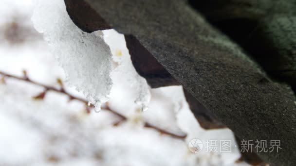 雪融化从屋顶和滴在春天视频