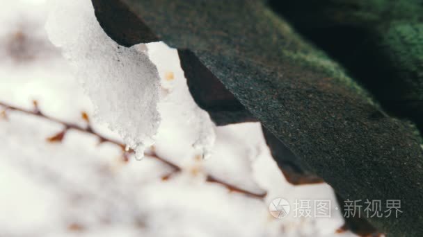 春天积雪融化在屋顶的老房子视频