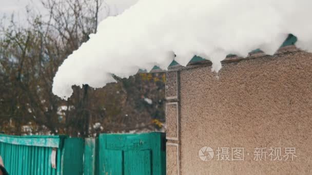 春天积雪融化在屋顶的老房子视频