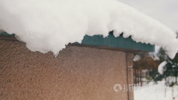 春天积雪融化在屋顶的老房子视频