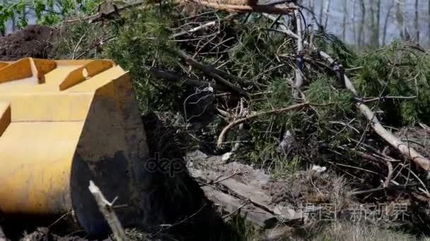 轮式装载机挖掘机清除建筑垃圾视频