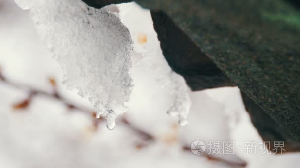 春天积雪融化在屋顶的老房子视频