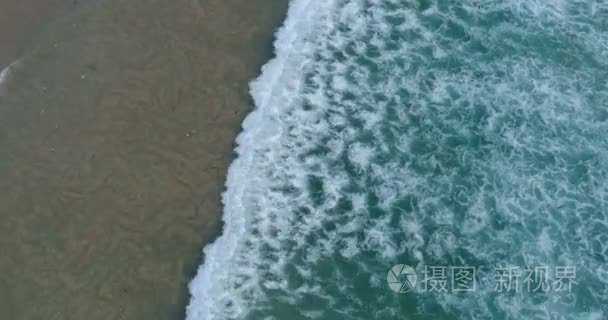 美丽的大海浪花拍打岸边的空中无人驾驶快速运动视频