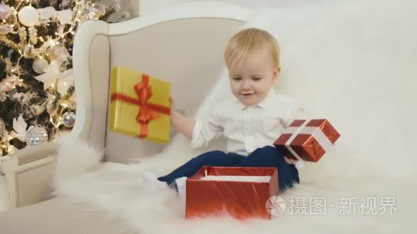 一个小男孩正里的圣诞礼物什么视频