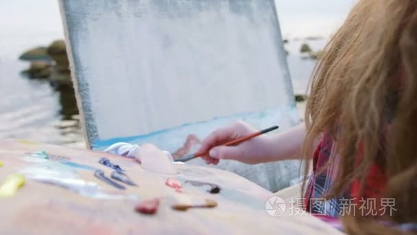 海滩上的女人画海视频