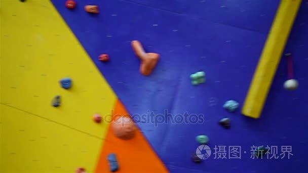 登山者攀登墙的颜色人工实践视频