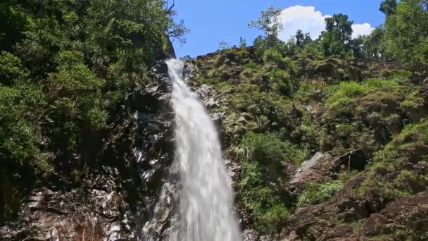 岩质边坡间山瀑布流动