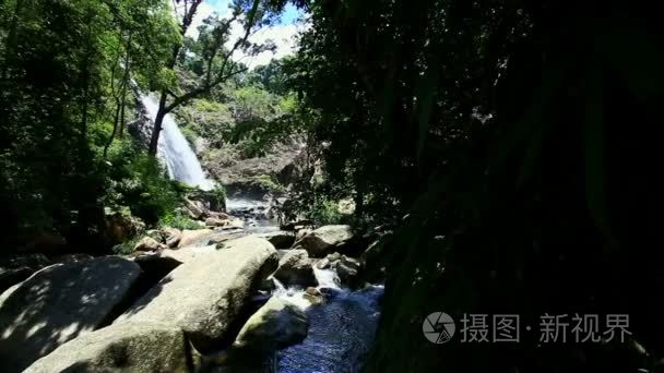 岩质边坡间山瀑布流动视频