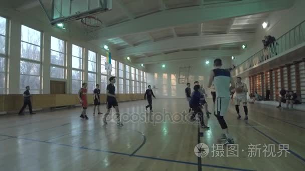 多国学生打篮球视频