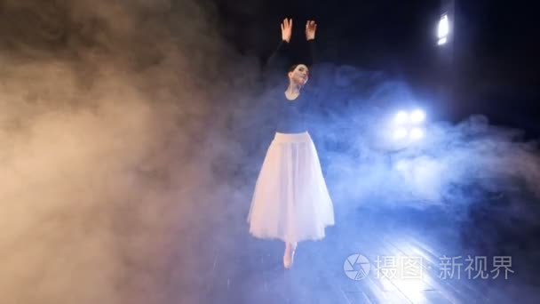 芭蕾舞女演员在舞台上飞来飞去。斯坦尼康来拍摄。高清