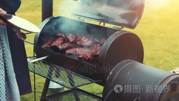 烹饪肉牛排和烤香肠视频
