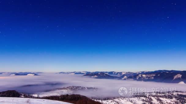 雾与星状的天空冬季过山