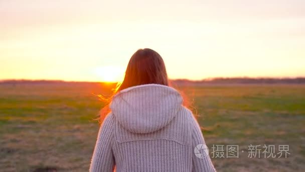 女人在日落时分，通过广泛的实地运行慢动作