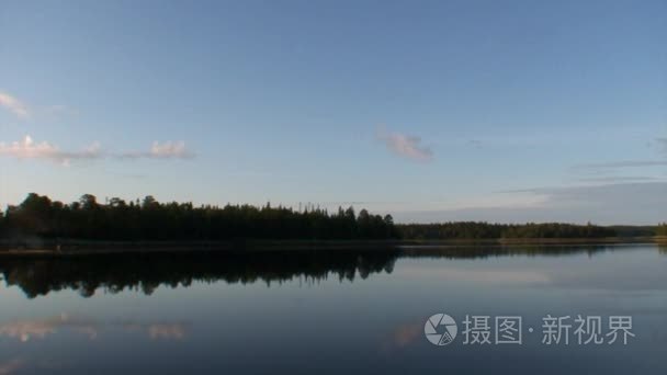 平静的水面上海岸白海背景视频