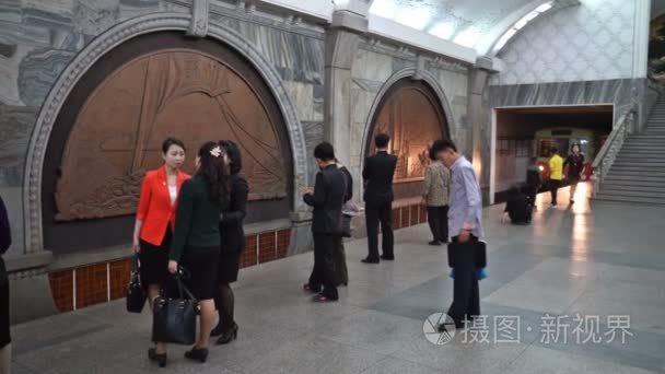 丑事站一列火车的到来。平壤地铁万景台线。朝鲜民主主义人民朝鲜。2017 年 5 月 1 日。到4 k视频