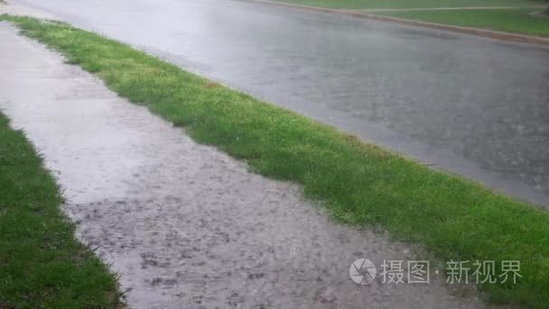 暴雨一路上滴在水面上视频