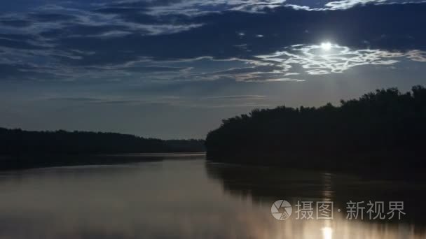 时间流逝的蓝色的天空流云啊，反映在杂草丛生的海岸平静雾河