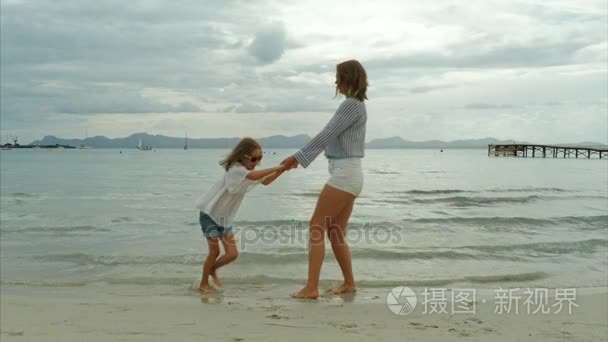 女人和她的女儿在海上玩乐视频