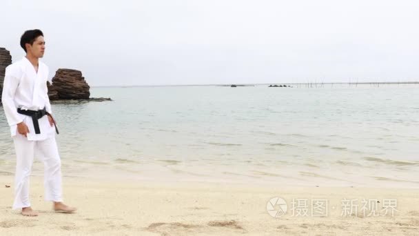 年轻男子练空手道在海滩视频