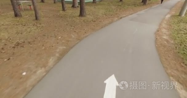 徒步游走在公园森林。稳定的万向节 pov 拍摄的一个人走进美丽的森林