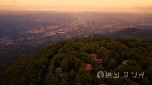 通信天线上一座山峰视频