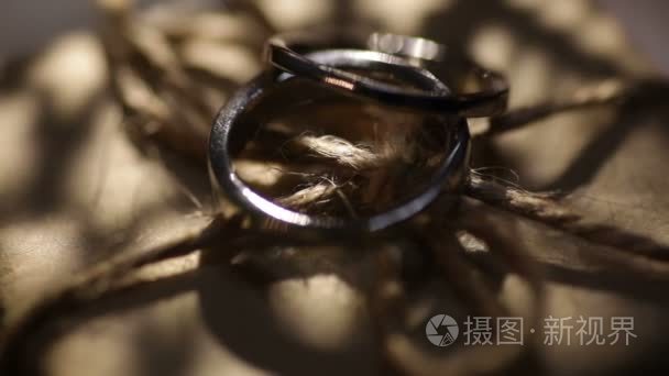 两个婚礼黄金戒指和明星剪影视频