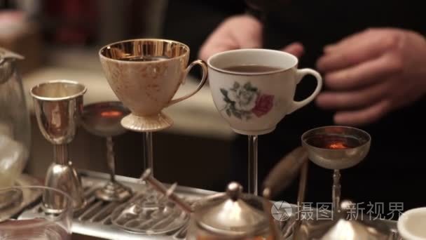 传统的茶道在酒吧。原杯茶