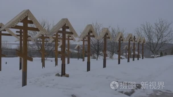 老公墓的圣徒在冬季木 Sviatogorskaya Lavra 的历史教会基督教木短剧领土上在白色雪晚上视频
