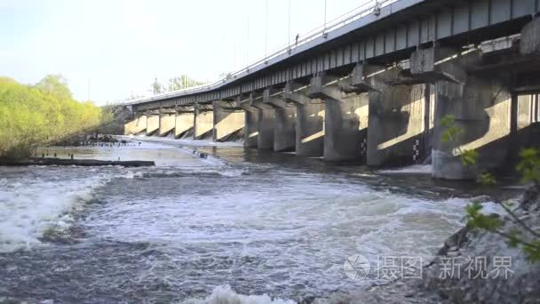 春季洪水水流动的水电站大坝视频