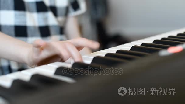 学习弹钢琴的小女孩视频