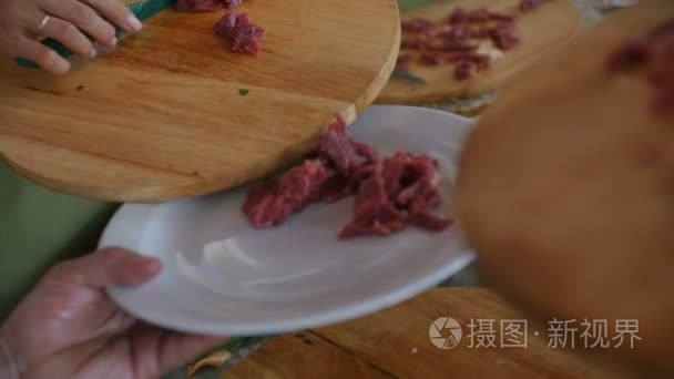 将多个原料肉块放入菜视频