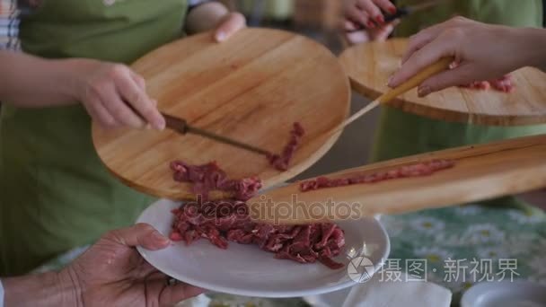 将多个原料肉块放入菜视频