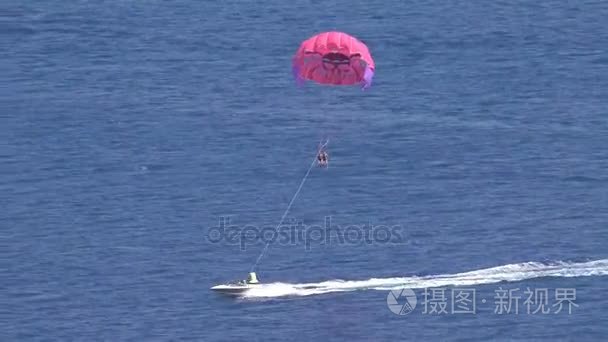 船模拖曳降落伞与人视频