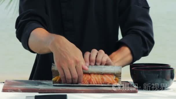 厨师做寿司卷