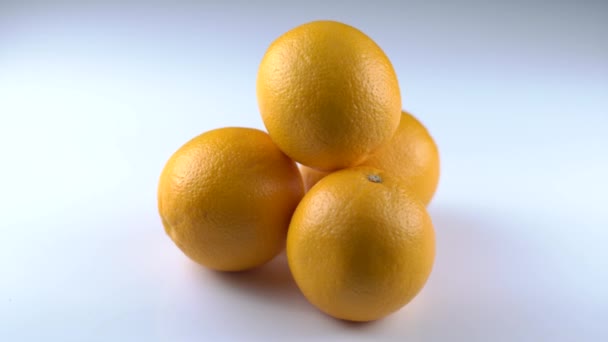 金字塔由四个橘子采取由不同的人组成侧视图