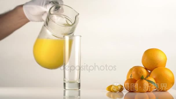 从滗水器橙汁倒入高玻璃的高速度靠近橙与柑
