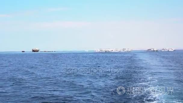 高速船跟踪上蔚蓝的大海视频