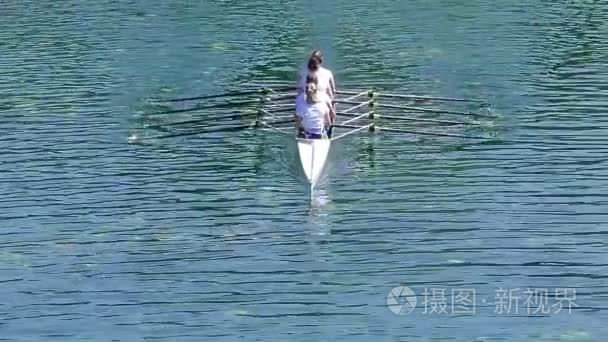 四个女人在平静的湖面上划船视频