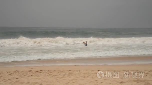 大浪在沙滩上一个刮风的日子视频