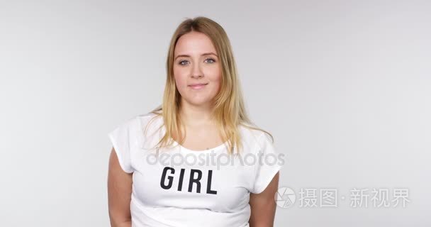 女孩表演女孩力量对他们的衬衫视频