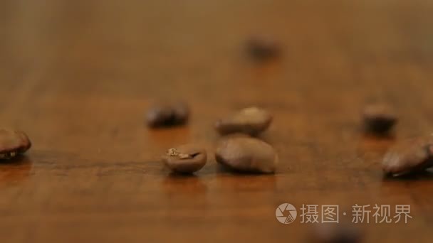 在木桌上的咖啡豆视频