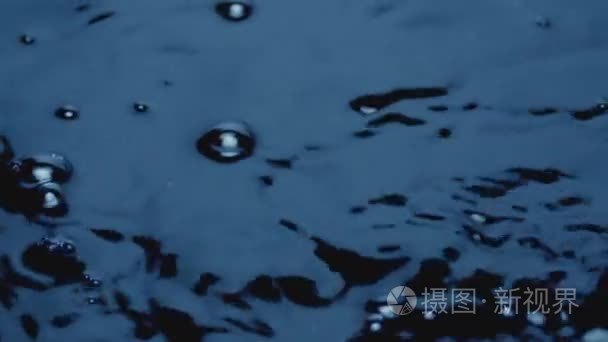 蓝色的水表面的气泡视频