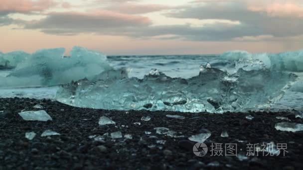 小冰山和海洋波浪在海滩视频