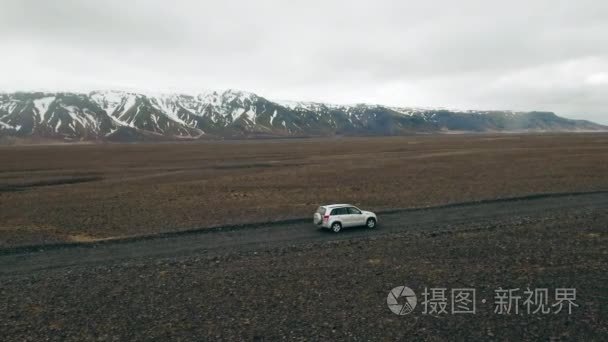 砾石路上驾驶的越野车辆视频