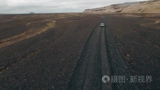 冰岛在砾石路上开车视频