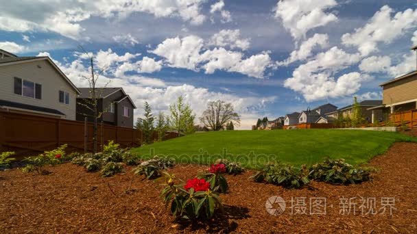 时间推移 4k 电影的白云和蓝天移豪华住宅和美丽的绿草坪美化在欢乐谷俄勒冈州一个阳光明媚的春天的一天到视频