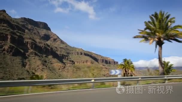 山区公路驾驶一辆车