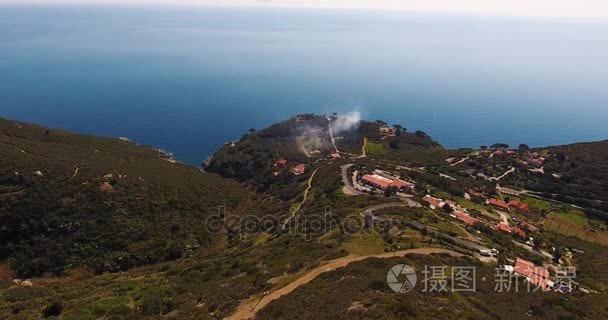 空中的托斯卡纳，意大利，4 k 的华丽坐落海景美丽的绿色厄尔巴岛